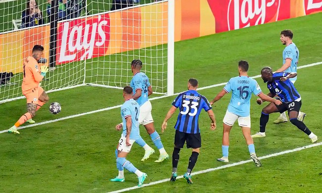 Lukaku liên tục báo hại đồng đội, fan Inter tiếc đứt ruột vì hàng tá cơ hội - Ảnh 5.
