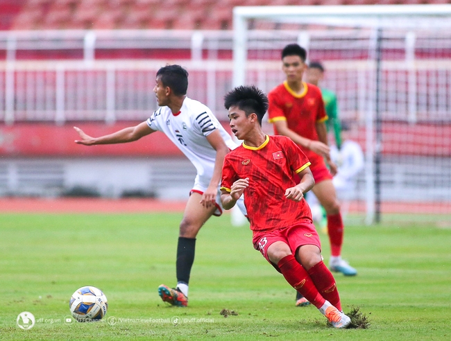 Sớm mất người vì thẻ đỏ, U17 Việt Nam bất ngờ thua đội bóng của Tây Á trước giải châu lục - Ảnh 3.