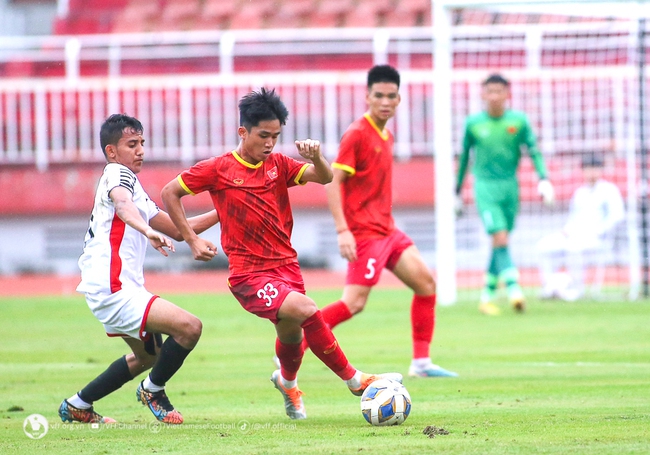 Sớm mất người vì thẻ đỏ, U17 Việt Nam bất ngờ thua đội bóng của Tây Á trước giải châu lục - Ảnh 2.
