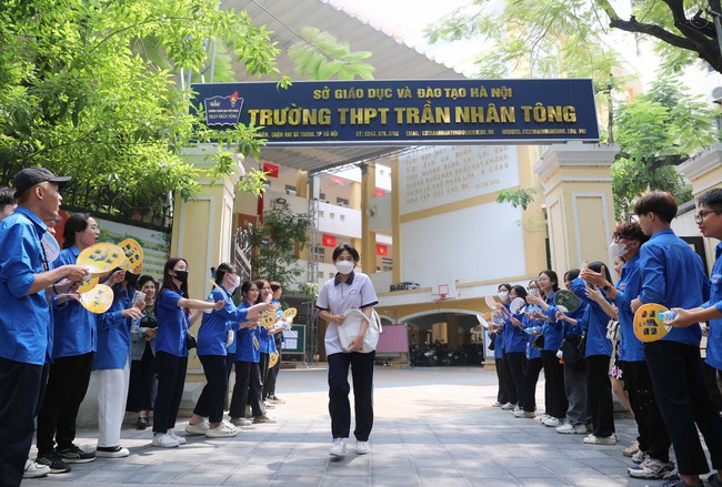 Hình ảnh thí sinh Thủ đô hoàn thành môn thi cuối cùng Kỳ thi tuyển sinh lớp 10 THPT công lập  - Ảnh 2.