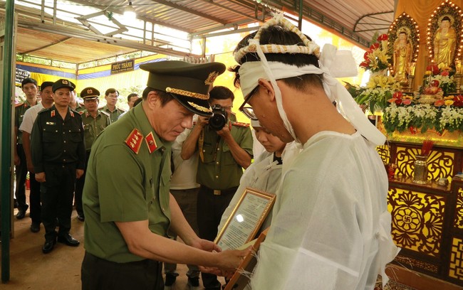 Vụ dùng súng tấn công tại Đắk Lắk: Đoàn công tác Bộ Công an thăm hỏi gia đình các nạn nhân - Ảnh 1.