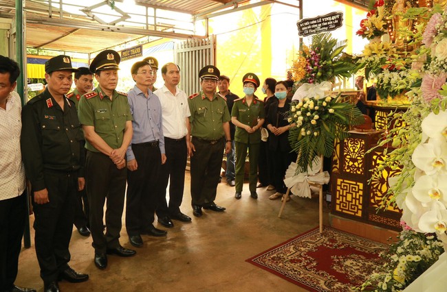 Vụ dùng súng tấn công tại Đắk Lắk: Đoàn công tác Bộ Công an thăm hỏi gia đình các nạn nhân - Ảnh 3.