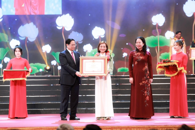 Nguyễn Thị Oanh vinh dự nhận bằng khen từ Thủ tướng - Ảnh 2.