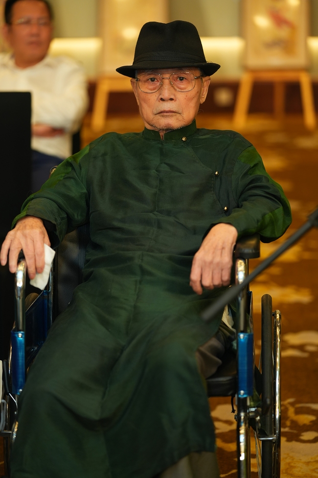 Nhà thơ Thiệp Nguyễn ra mắt tập &quot;Tiếng xa&quot; ở tuổi 85 - Ảnh 1.