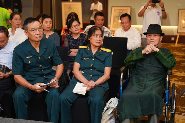 Nhà thơ Thiệp Nguyễn ra mắt tập &quot;Tiếng xa&quot; ở tuổi 85 - Ảnh 5.
