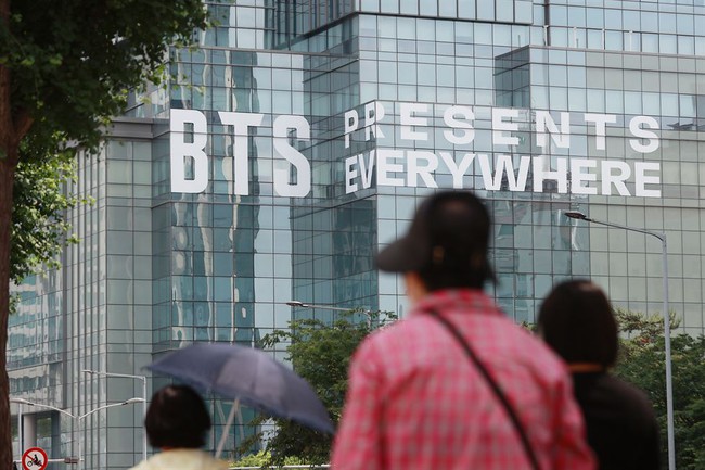 BTS 10 năm ra mắt: Fan đổ xô tới Seoul, các địa danh ở thắp sáng màu tím - Ảnh 2.