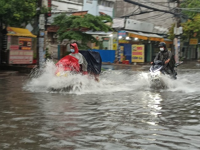 Thành phố Hồ Chí Minh đề phòng mưa lớn trong 10 ngày tới - Ảnh 1.