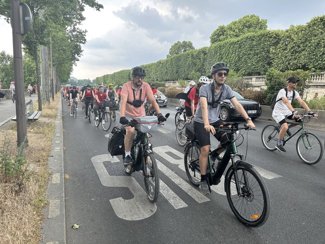 Người dân Paris đi xe đạp để tăng cường sức khỏe và bảo vệ môi trường - Ảnh 2.