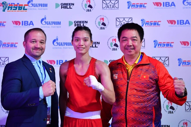 Chủ tịch Hà Nội khen thưởng nữ võ sĩ đầu tiên của Việt Nam giành ngôi Á quân giải Boxing nữ thế giới 2023 - Ảnh 3.