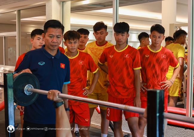U17 Việt Nam thư giãn bên hồ bơi, chuẩn bị cho VCK U17 Châu Á, toàn body ‘cực phẩm’ không thua kém các đàn anh ở tuyển - Ảnh 3.