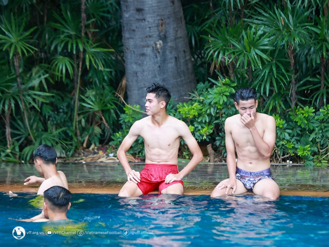 U17 Việt Nam thư giãn bên hồ bơi, chuẩn bị cho VCK U17 Châu Á, toàn body ‘cực phẩm’ không thua kém các đàn anh ở tuyển - Ảnh 8.