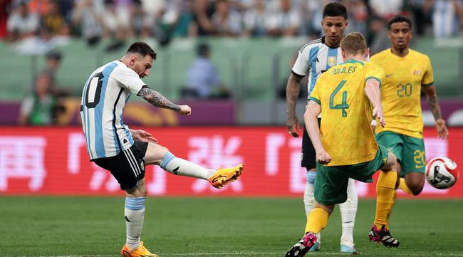 Messi gây sốt với áo đấu lạ, Argentina thắng dễ Australia - Ảnh 2.