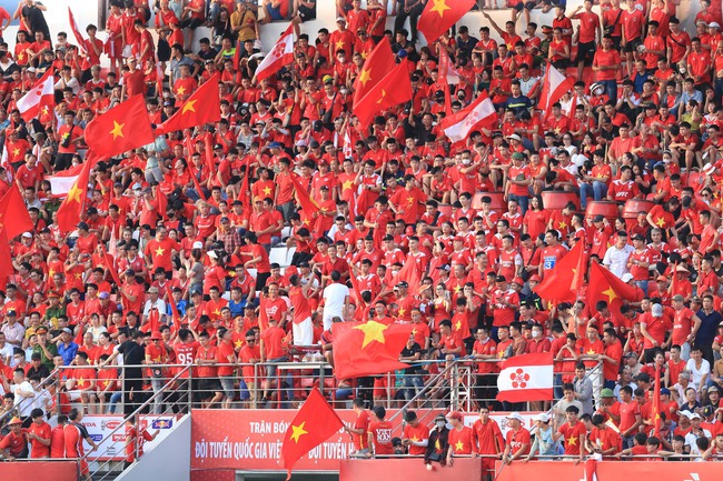 Sân Lạch Tray cực đẹp trong ngày Việt Nam thắng Hong Kong, ăn đứt sân Mỹ Đình - Ảnh 4.