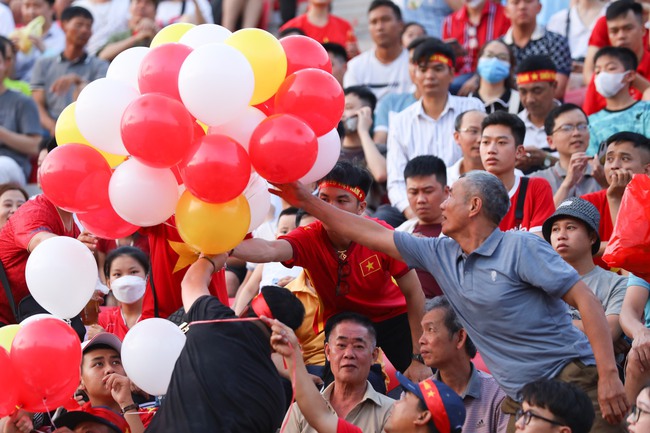 Sân Lạch Tray cực đẹp trong ngày Việt Nam thắng Hong Kong, ăn đứt sân Mỹ Đình - Ảnh 6.
