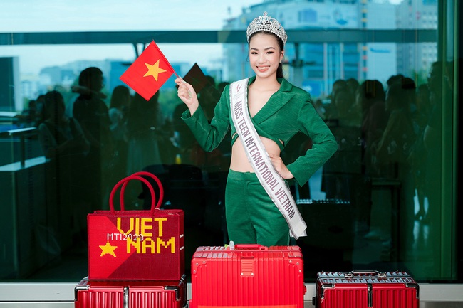 Bùi Vũ Xuân Nghi mang 200kg hành lý đến &quot;cuộc đua&quot; Miss Teen International 2023 tại Campuchia. - Ảnh 1.