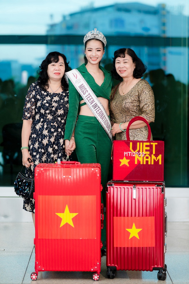 Bùi Vũ Xuân Nghi mang 200kg hành lý đến &quot;cuộc đua&quot; Miss Teen International 2023 tại Campuchia. - Ảnh 2.