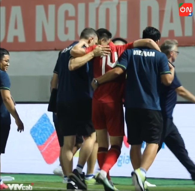 3 trụ cột cùng chấn thương ở trận thắng Hong Kong (Trung Quốc), ĐT Việt Nam sắp gặp đội bóng từng thắng đậm Thái Lan - Ảnh 3.