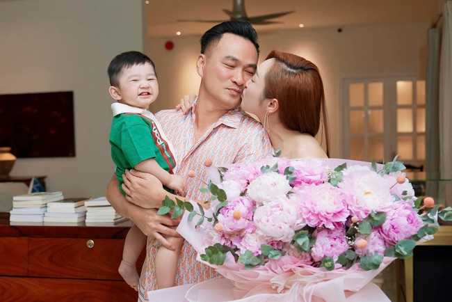 Hôn nhân hạnh phúc của Chi Bảo với vợ trẻ kém 16 tuổi sau hai lần  'đứt gánh' - Ảnh 5.
