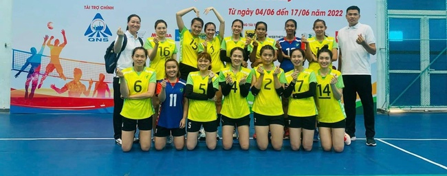 Mộng Kha (số 14) là đội trưởng CLB bóng chuyền nữ TPHCM