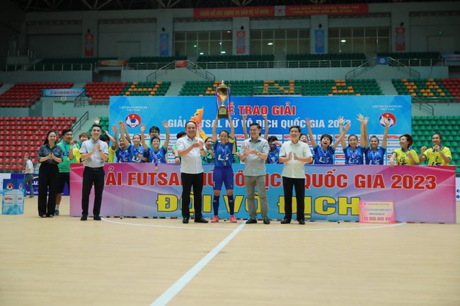 Đánh bại đội của &quot;hotgirl&quot; Trần Thị Duyên, Thái Sơn Nam TP.HCM vô địch giải futsal nữ VĐQG 2023 - Ảnh 2.