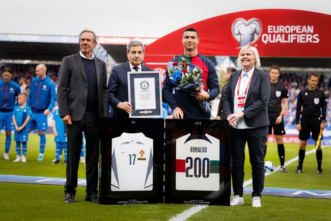 Cristiano Ronaldo nhận kỷ lục Guinness, nói điều tâm huyết - Ảnh 2.