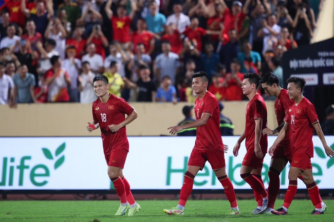 Tuyển Việt Nam chơi hay hơn từng trận, cộng đồng mạng bất ngờ 'quay xe', ủng hộ HLV Troussier hết nấc - Ảnh 2.