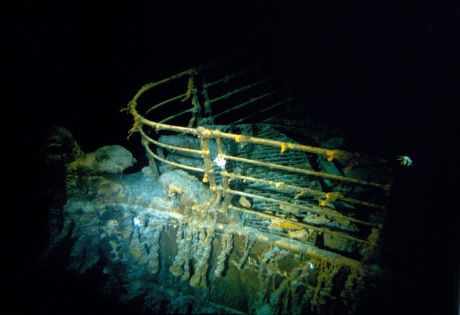 Chạy đua với thời gian trong tìm kiếm tàu lặn Titan tham quan xác tàu Titanic - Ảnh 3.