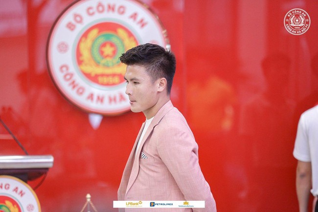 Quang Hải diện vest hồng bảnh bao, đầy phong cách trong ngày ra mắt CLB Công an Hà Nội - Ảnh 4.