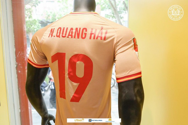 Quang Hải diện vest hồng bảnh bao, đầy phong cách trong ngày ra mắt CLB Công an Hà Nội - Ảnh 6.