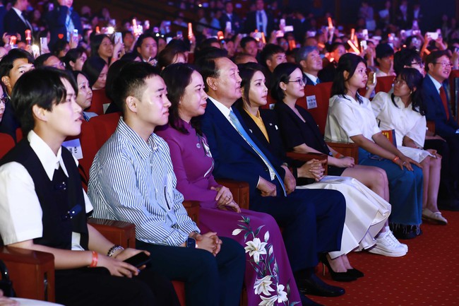 Tổng thống Hàn Quốc và Phó Chủ tịch nước Võ Thị Ánh Xuân dự Đêm nhạc giao lưu văn hóa Hàn Quốc - Việt Nam - Ảnh 1.