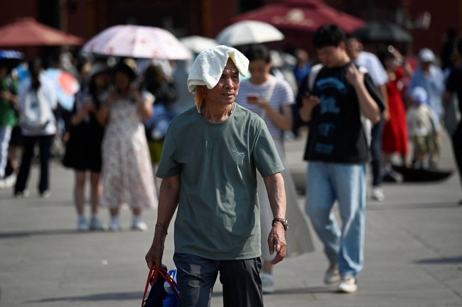 Trung Quốc: Thủ đô Bắc Kinh nâng cảnh báo nắng nóng lên mức cao nhất - Ảnh 1.
