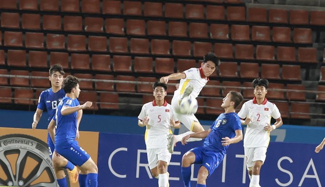 U17 Việt Nam bất lực trong việc tìm kiếm bàn thắng vào lưới Uzbekistan ở phần lớn thời gian thi đấu