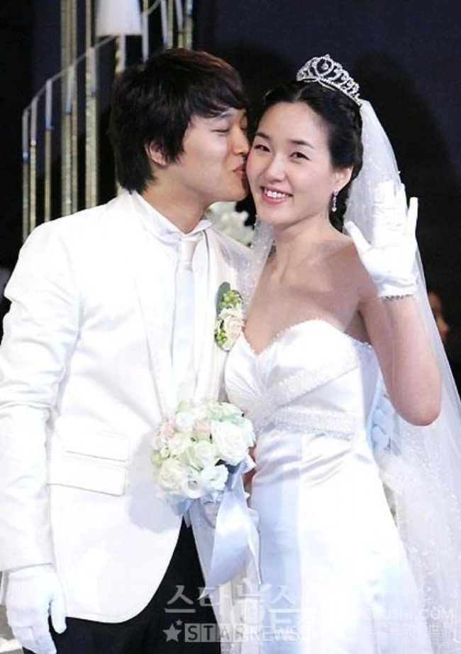 Những sao Hàn đình đám kết hôn với tình đầu đẹp như mơ: Son Ye Jin, Bi Rain - Ảnh 8.