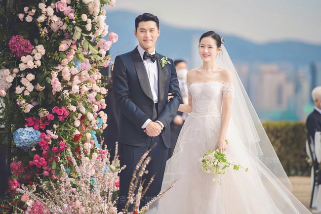 Những sao Hàn đình đám kết hôn với tình đầu đẹp như mơ: Son Ye Jin, Bi Rain - Ảnh 2.