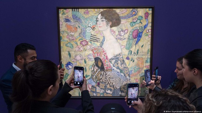 'Lady with a Fan' của Klimt đạt giá hơn 100 triệu USD - Ảnh 2.