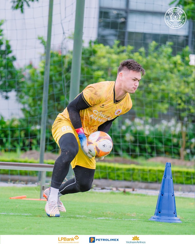 Chuyển nhượng bóng đá Việt ngày 2/7: Công an Hà Nội hoàn tất việc đăng kí thi đấu Filip Nguyễn - Ảnh 3.