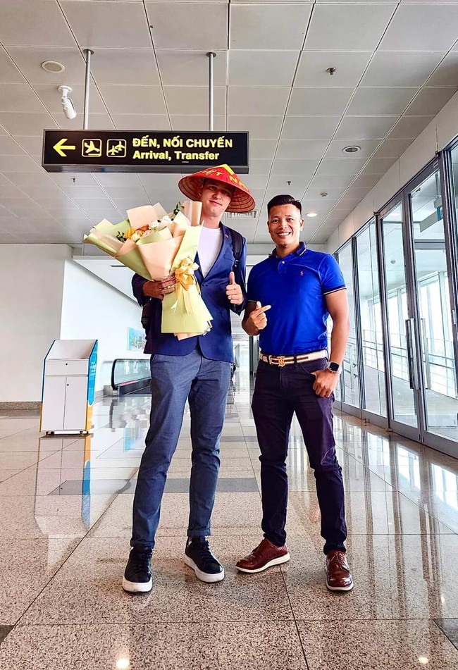 Vừa trở về Việt Nam, thủ môn Filip Nguyễn có hành động khiến CĐV phấn khích - Ảnh 3.