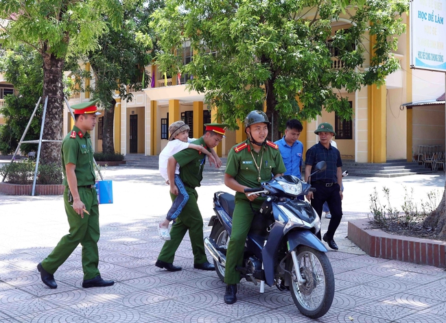 Xúc động hình ảnh chiến sĩ Công an cõng thí sinh 'vượt vũ môn' - Ảnh 5.