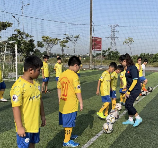 Văn Thị Thanh hiện theo đuổi sự nghiệp HLV bóng đá ở quê nhà Hà Nam