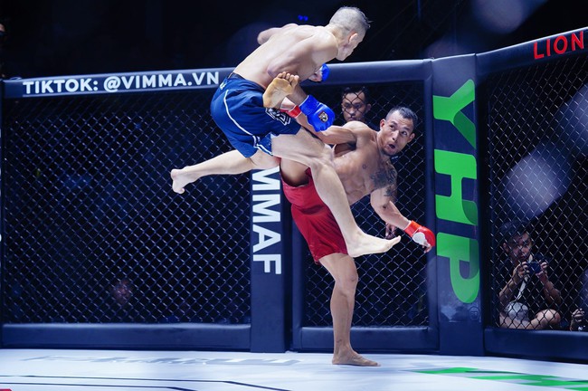 Đổ máu trước đối thủ Việt kiều, đệ tử Johnny Trí Nguyễn thắng ngoạn mục để bảo vệ đai vô địch - Ảnh 3.