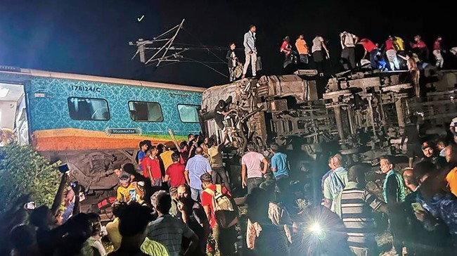 Thương vong tăng mạnh trong vụ tai nạn đường sắt ở Ấn Độ - Ảnh 1.