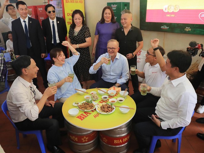 Thủ tướng Australia Anthony Albanese uống bia hơi, ăn bánh mì truyền thống Hà Nội - Ảnh 15.