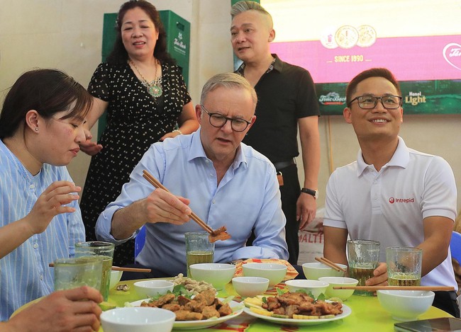 Thủ tướng Australia Anthony Albanese uống bia hơi, ăn bánh mì truyền thống Hà Nội - Ảnh 9.