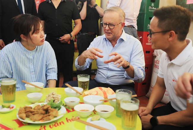 Thủ tướng Australia Anthony Albanese uống bia hơi, ăn bánh mì truyền thống Hà Nội - Ảnh 16.