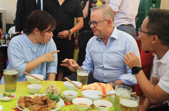 Thủ tướng Australia Anthony Albanese uống bia hơi, ăn bánh mì truyền thống Hà Nội - Ảnh 13.