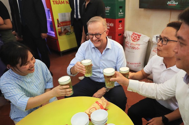 Thủ tướng Australia Anthony Albanese uống bia hơi, ăn bánh mì truyền thống Hà Nội - Ảnh 11.