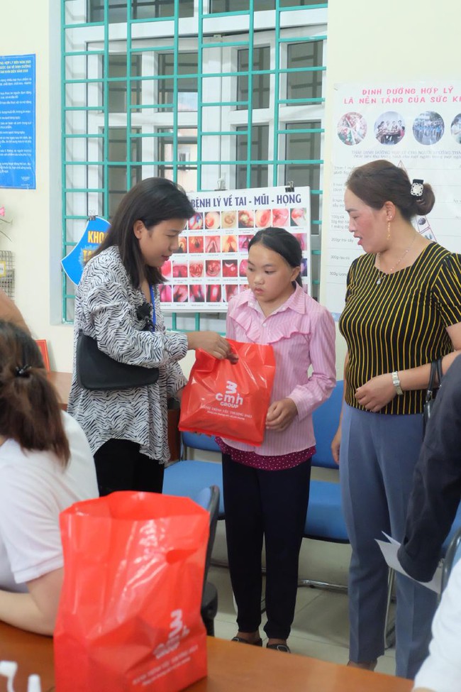 Phẫu thuật cho trẻ khuyết tật và tổ chức các hoạt động thiện nguyện tại bệnh viên đa khoa tỉnh Hà Giang - Ảnh 4.