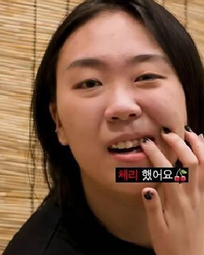 Từ HyunA đến Lisa Blackpink, 'tooth gem' đang trở thành trend trong K-biz - Ảnh 5.