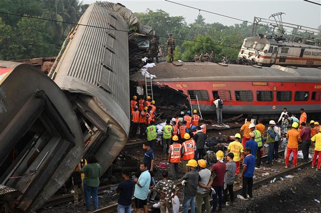 Vụ tai nạn đường sắt tại Ấn Độ: Giới chức thông báo kết thúc chiến dịch cứu hộ - Ảnh 1.
