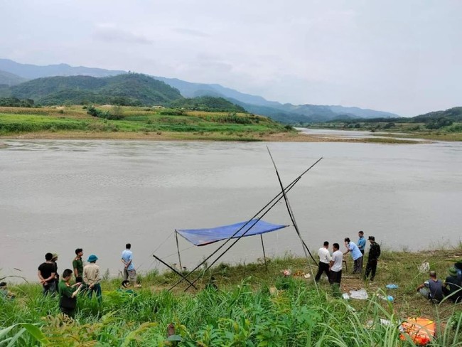 Đã tìm thấy thi thể cháu bé đuối nước trên sông Hồng tại Lào Cai - Ảnh 1.